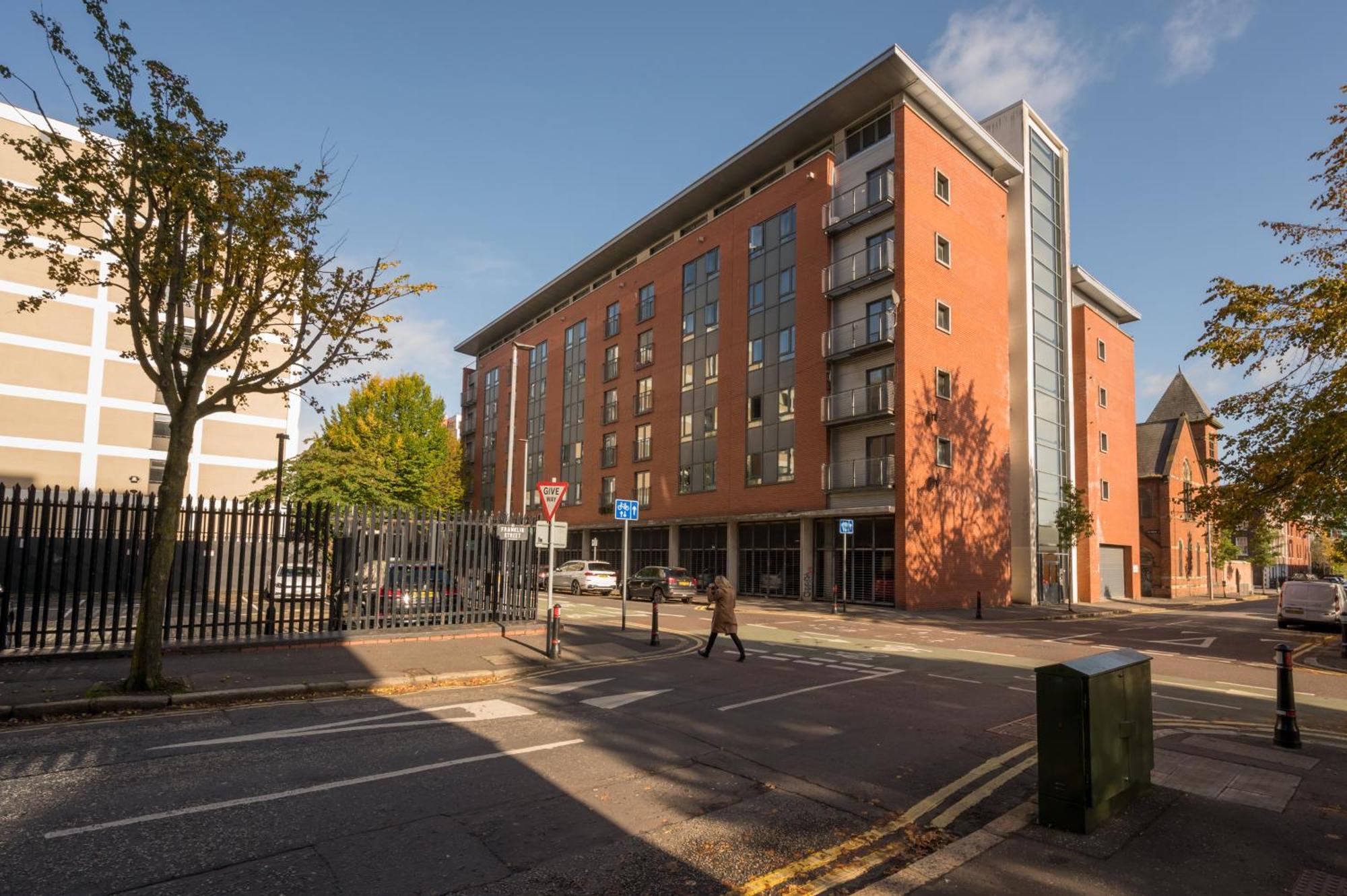 Apartment With Free Parking! Belfast